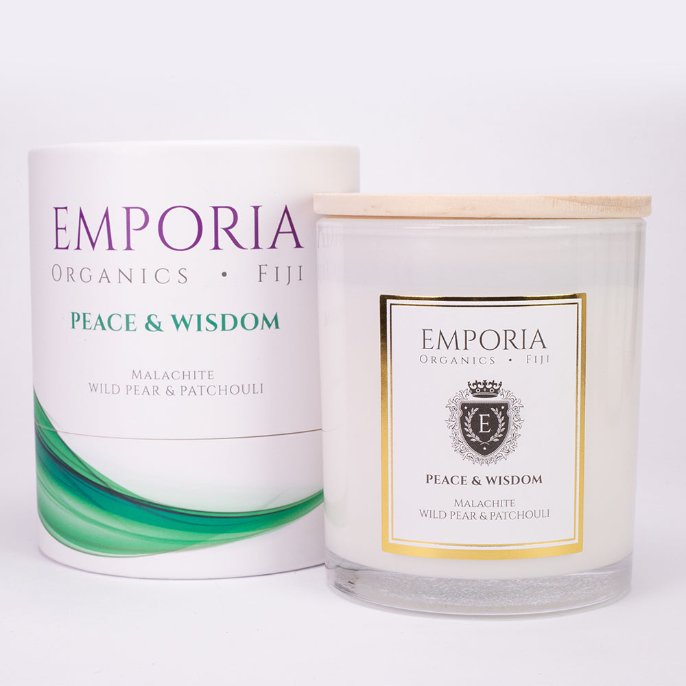 Lumânare de Sticlă Emporia Organics: Fiji -PEACE & WISDOM, cu malachit, aromă de pară sălbatică și patchouli, 100% ceară de soia, 230 g
