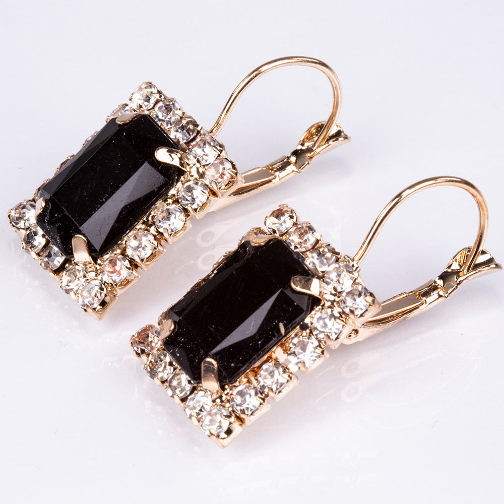 Set premium Emporia, compus din 5 piese în tonuri aurii, prezentat într-o cutie cadou exclusivă cu aspect de piele (ceas, brățară, colier, cercei și inel, decorate cu cristale negre și albe Emporia).