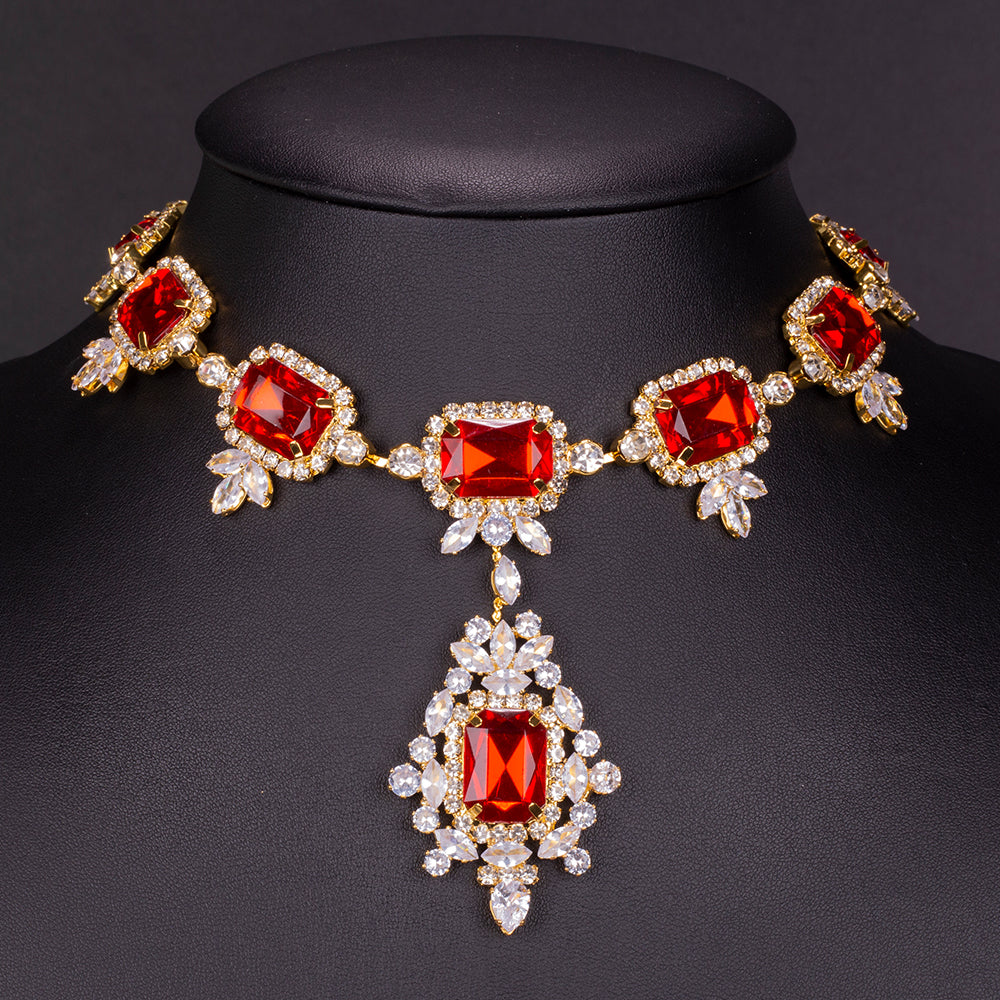 Set din Aliaj Placat cu Aur ( 28 grame ) cu Cristal Roșu Emporia® și Cristal Alb Emporia® ( Colier+Cercei ) 4 